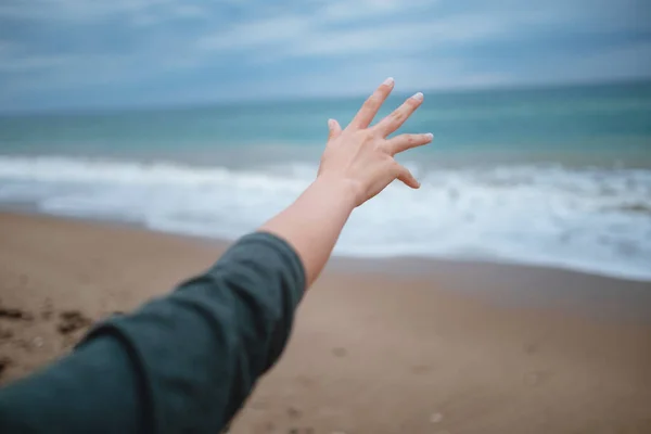 Mujer Disfrutando Del Aire Del Mar Playa Otoño Antes Tormenta — Foto de Stock