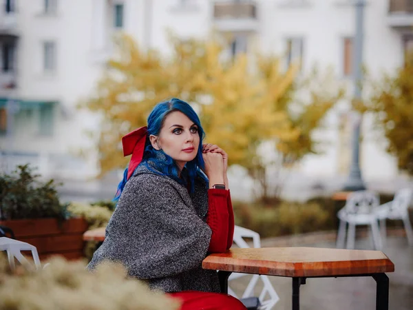 Sezon Koncepcja Ludzi Jesienny Portret Kobiety Niebieskimi Włosami Czerwoną Sukienką — Zdjęcie stockowe