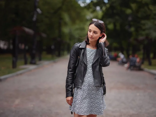 Hermosa Mujer Italiana Caminar Verano Soleado Moscú Estilo Callejero Viajar —  Fotos de Stock