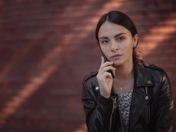 Mode Glad Leende Ung Armenisk Kvinna Poserar Nära Urban Tegelvägg — Stockfoto