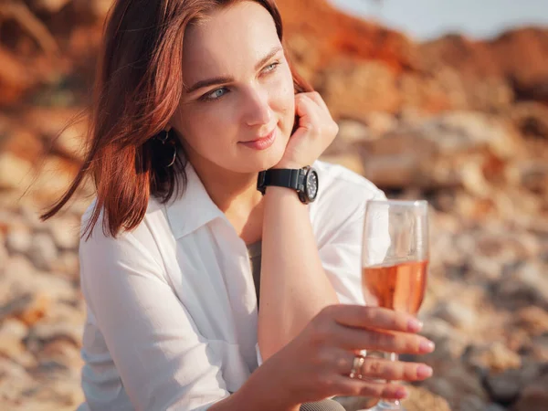 Tropische Picknick Aan Zee Gelukkige Jonge Vrouw Genieten Van Picknick — Stockfoto