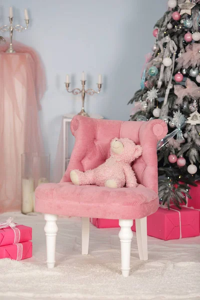 圣诞快乐 节日快乐 圣诞节装饰得漂亮的客厅 圣诞树和礼物 — 图库照片