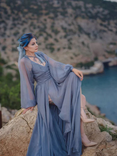 Junge Schöne Frau Mit Blauen Haaren Grauen Kleid Mit Blick — Stockfoto