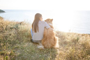 Genç bir kadın ve yaşlı bir köpek bir yaz akşamı kırsalda yürürler. Bir bayan ve çocukluktan sadık arkadaşı bir çoban köpeği.