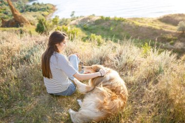Genç bir kadın ve yaşlı bir köpek bir yaz akşamı kırsalda yürürler. Bir bayan ve çocukluktan sadık arkadaşı bir çoban köpeği.