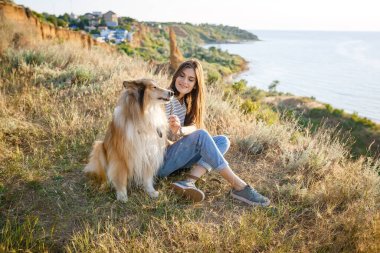 Genç bir kadın ve yaşlı bir köpek bir yaz akşamı kırsalda yürürler. Bir bayan ve çocukluktan sadık arkadaşı bir çoban köpeği.