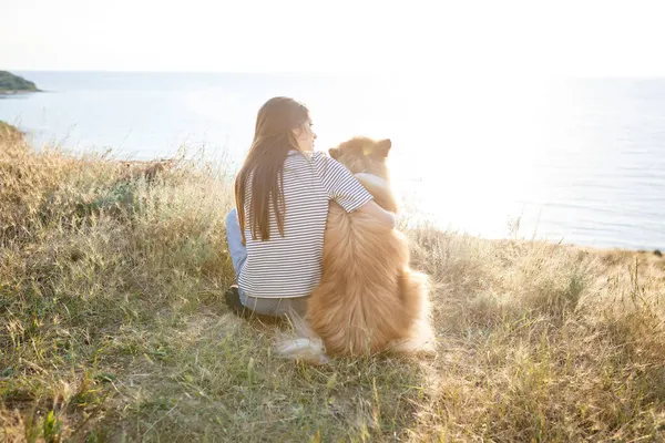 Una Mujer Joven Perro Anciano Pasean Por Campo Una Noche — Foto de Stock