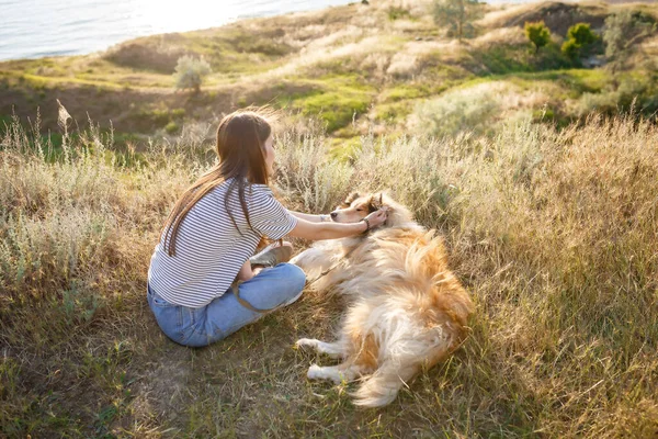 Ung Kvinna Och Äldre Hund Går Ute Landet Sommarkväll Dam — Stockfoto