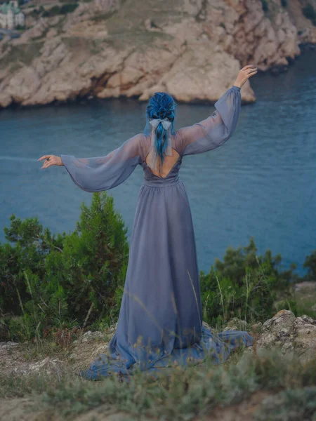 Giovane Bella Donna Con Capelli Blu Abito Grigio Guardando Montagne — Foto Stock