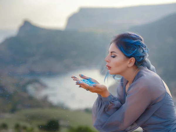 Junge Schöne Frau Blauem Kleid Vor Bergen Und Meer Bläst — Stockfoto