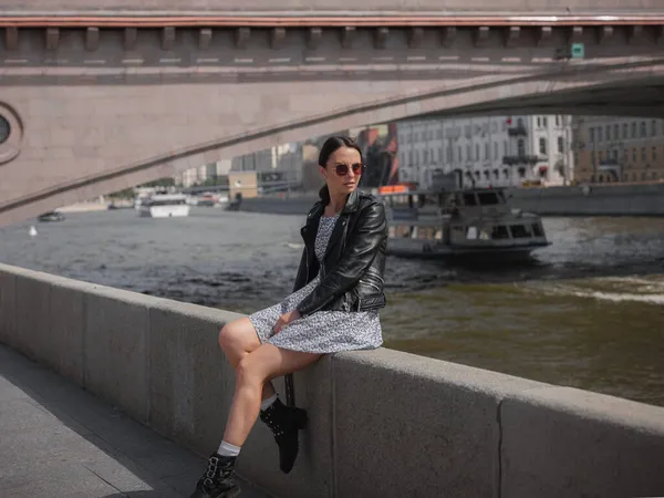 Hermosa Mujer Italiana Caminar Verano Soleado Moscú Orillas Del Río — Foto de Stock