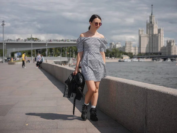 Mulher Italiana Bonita Andar Verão Ensolarado Moscou Margem Rio Moskva — Fotografia de Stock