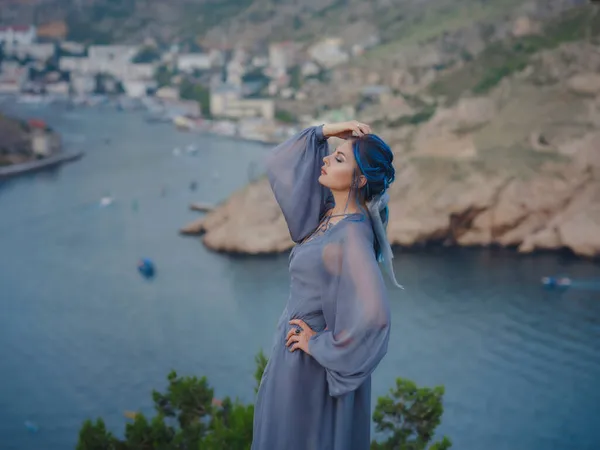 Giovane Bella Donna Con Capelli Blu Abito Grigio Guardando Montagne — Foto Stock