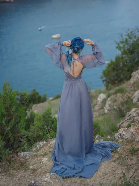 Mujer Hermosa Joven Con Pelo Azul Vestido Gris Mirando Las —  Fotos de Stock