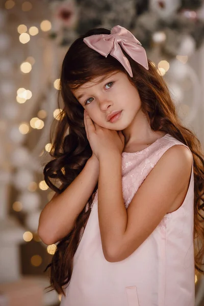 Счастливого Рождества Счастливых Праздников Симпатичная Маленькая Девочка Розовое Платье Наслаждаясь — стоковое фото