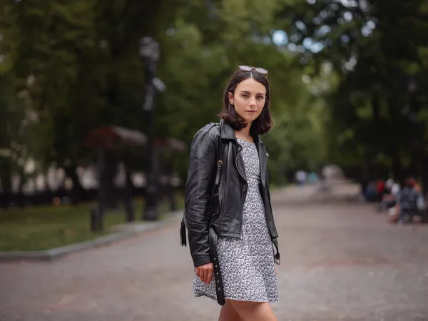 Hermosa Mujer Italiana Caminar Verano Soleado Moscú Estilo Callejero Viajar — Foto de Stock