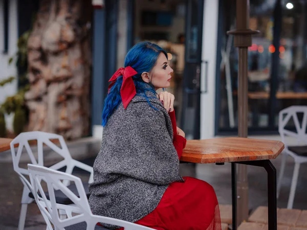 季節や人々の概念です 青い髪 赤いドレスと灰色のケープを持つ女性の秋の肖像画 雨の後の街を歩くの屋外の美しさの肖像画 — ストック写真