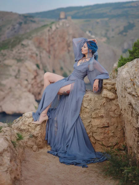 Молодая Красивая Женщина Синими Волосами Сером Платье Смотрящая Морские Горы — стоковое фото