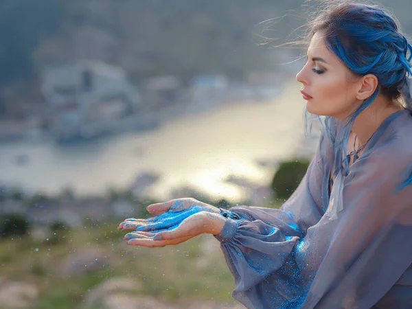 Молода Красива Жінка Блакитному Одязі Проти Гір Моря Дме Блакитні — стокове фото