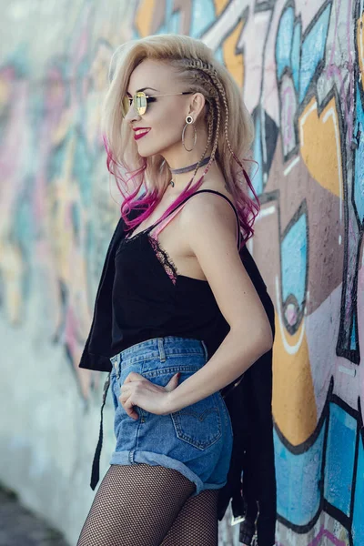 Retrato Mujer Joven Con Maquillaje Provocativo Piercings Tatuajes Contra Pared —  Fotos de Stock