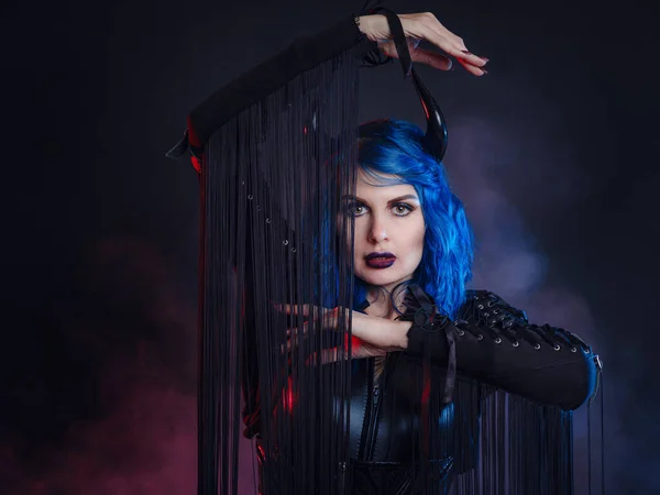 悪魔だ ハロウィンパーティーでは 黒い角とシバリとラテックススーツの面白いインプ ハロウィンメイク 悪魔の衣装だ 赤と青の煙地下の雰囲気 — ストック写真