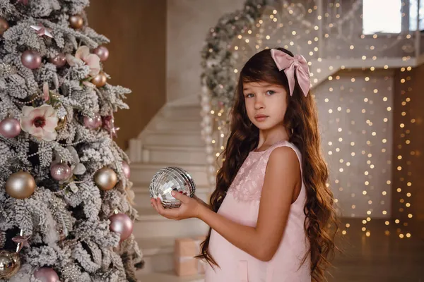 Feliz Navidad Felices Fiestas Niña Linda Vestido Rosa Disfrutando Del — Foto de Stock