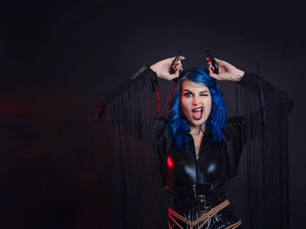 Ďábel Vtipný Impotent Černými Rohy Latexovým Oblekem Šibarkou Halloweenské Párty — Stock fotografie