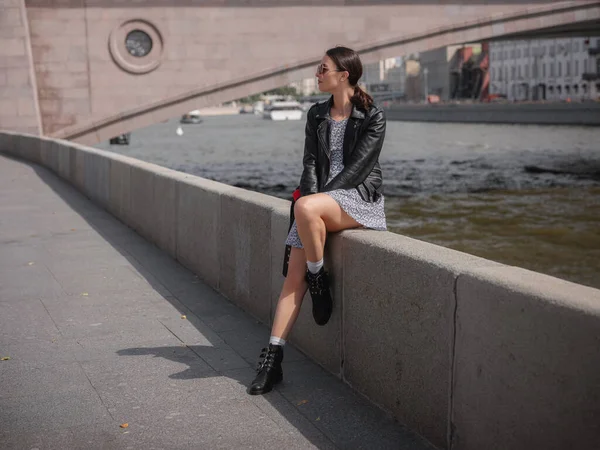 Hermosa Mujer Italiana Caminar Verano Soleado Moscú Orillas Del Río — Foto de Stock