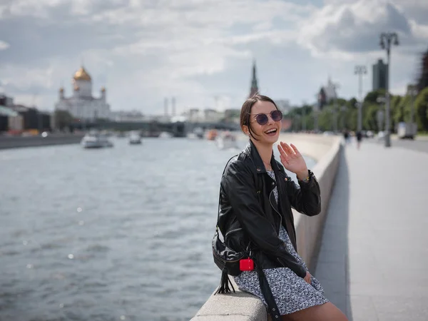 美しいイタリアの女性は 夏の晴れたモスクワ モスクワ川の岸を歩く ストリートスタイル ロシアの概念への旅行 — ストック写真