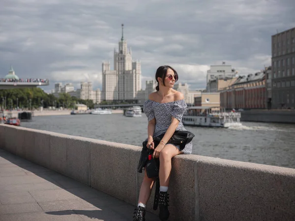 Belle Femme Italienne Marche Été Ensoleillé Moscou Sur Rive Rivière — Photo