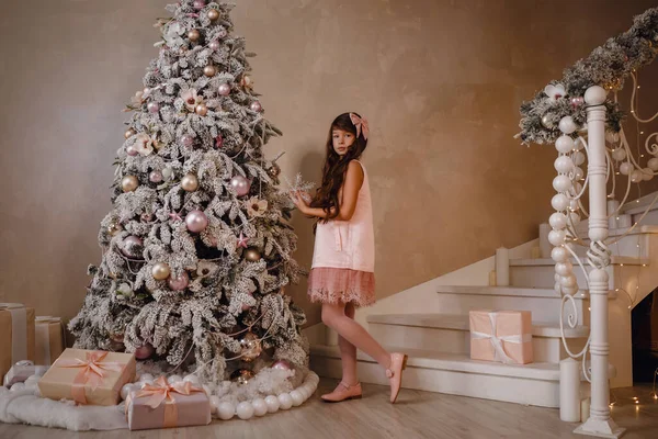 Feliz Navidad Felices Fiestas Niña Linda Vestido Rosa Disfrutando Del — Foto de Stock