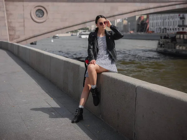 Hermosa Mujer Italiana Caminar Verano Soleado Moscú Orillas Del Río — Foto de Stock