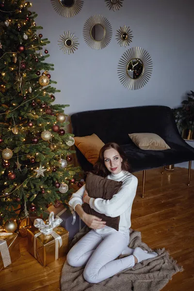 Feliz Hermosa Mujer Navidad Mujer Belleza Cerca Del Árbol Navidad —  Fotos de Stock