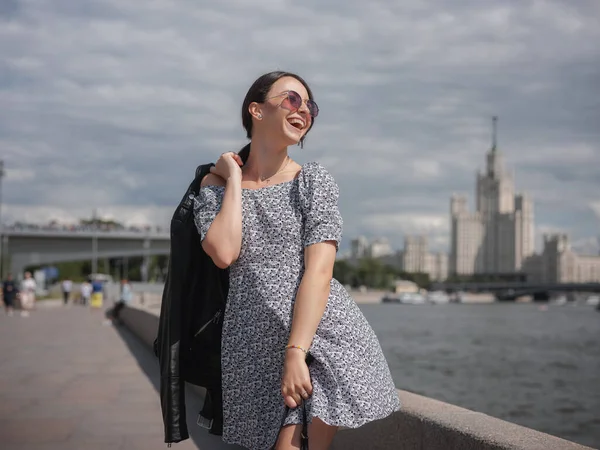Vacker Italiensk Kvinna Sommar Soliga Moskva Stranden Moskva River Gatustil — Stockfoto