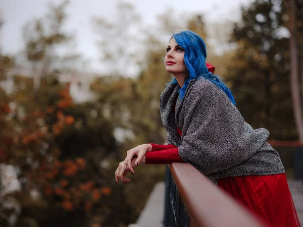 Сезон Концепція Людей Осінній Портрет Жінки Блакитним Волоссям Червона Сукня — стокове фото