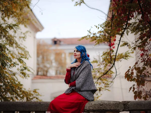 Temporada Concepto Personas Retrato Otoño Mujer Con Pelo Azul Vestido — Foto de Stock