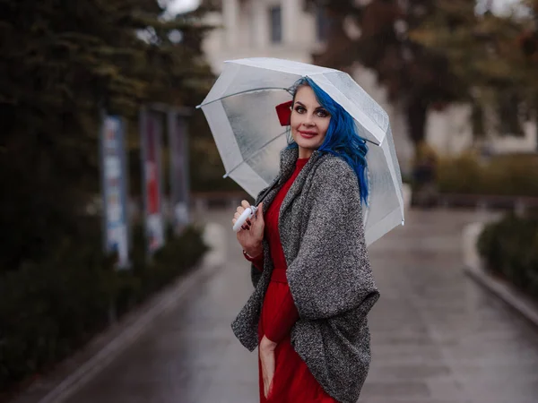 Sezon Insanlar Konsepti Mavi Saçlı Kırmızı Elbiseli Gri Pelerinli Bir — Stok fotoğraf