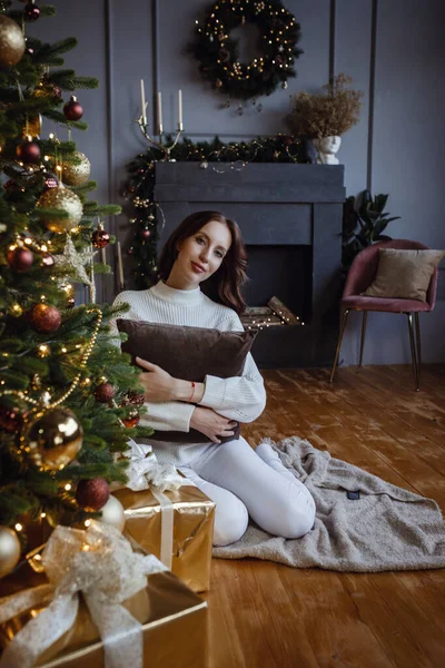 Χαρούμενη Όμορφη Γυναίκα Χριστούγεννα Όμορφη Γυναίκα Κοντά Στο Χριστουγεννιάτικο Δέντρο — Φωτογραφία Αρχείου