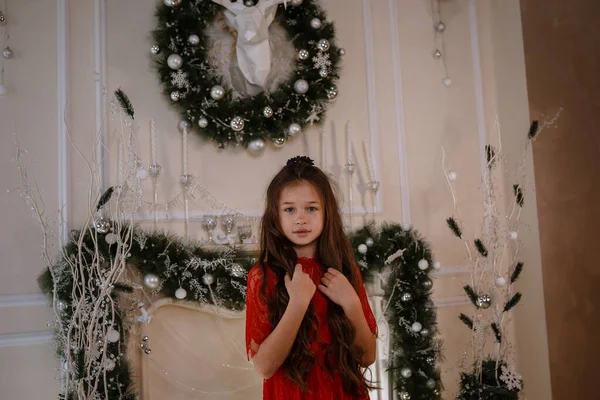 メリークリスマスとハッピーホリデー 陽気かわいいです可愛いです子供女の子で赤ドレスとともに現在 — ストック写真