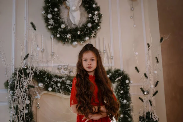 Счастливого Рождества Счастливых Праздников Веселая Милая Маленькая Девочка Красном Платье — стоковое фото