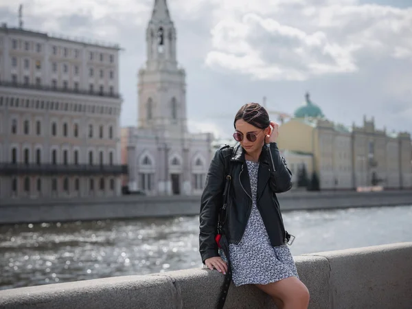 Mulher Italiana Bonita Andar Verão Ensolarado Moscou Margem Rio Moskva — Fotografia de Stock