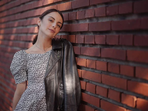 Mode Heureuse Souriante Jeune Femme Arménienne Posant Près Mur Briques — Photo