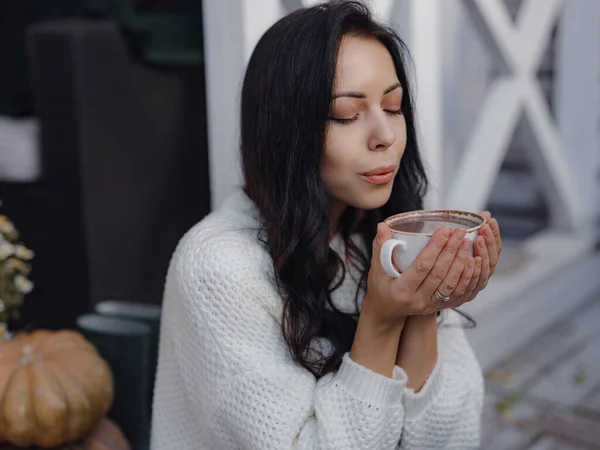 Beautiful Young Woman Spends Free Time Outdoors House Terrace Tastes — Stock Photo, Image