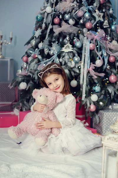 Счастливого Рождества Счастливых Праздников Милая Маленькая Девочка Красивом Платье Возле — стоковое фото