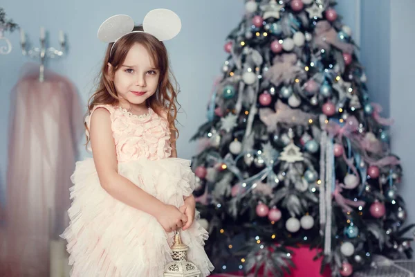 Wesołych Świąt Wesołych Świąt Cute Little Baby Girl Pięknej Sukience — Zdjęcie stockowe