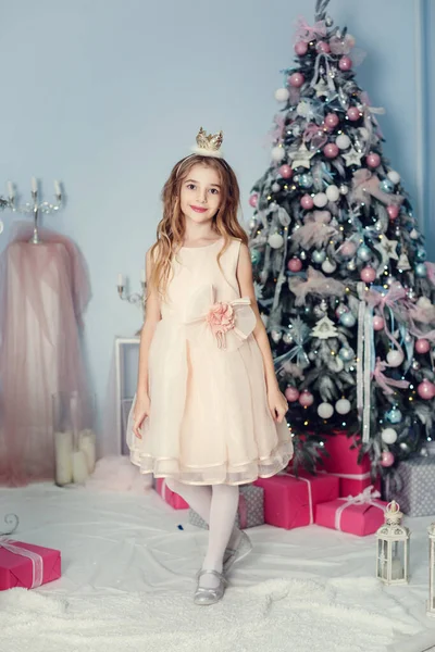 Wesołych Świąt Wesołych Świąt Cute Little Baby Girl Pięknej Sukience — Zdjęcie stockowe