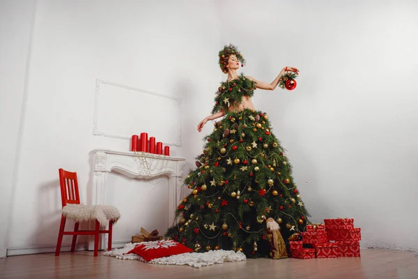 Bella Ragazza Felice Con Una Ghirlanda Pino Natale Sulla Testa — Foto Stock