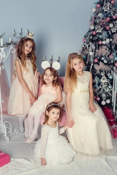 Feliz Natal Boas Festas Meninas Pequenas Bonitos Belos Vestidos Perto — Fotografia de Stock