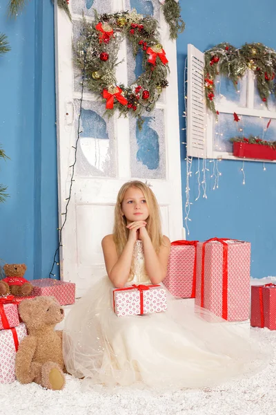 Menina Sorridente Sob Árvore Natal Com Decorações Quarto Ano Novo — Fotografia de Stock