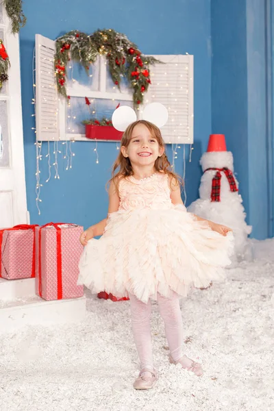 Uśmiechnięta Dziewczynka Pod Choinką Dekoracjami Pokoju Nowy Rok Zimowy Sezon — Zdjęcie stockowe